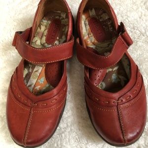 Born Mary Jane Flats women’s shoes Red Sz 5/5.5